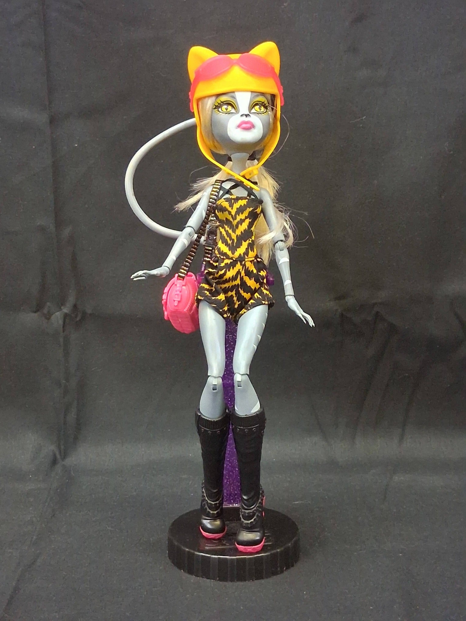 Monster High Meowlody & Purrsephone Wheelin' Werecats Dolls & Vehicle Set (2012) by Mattel – (One Doll Missing Arm)