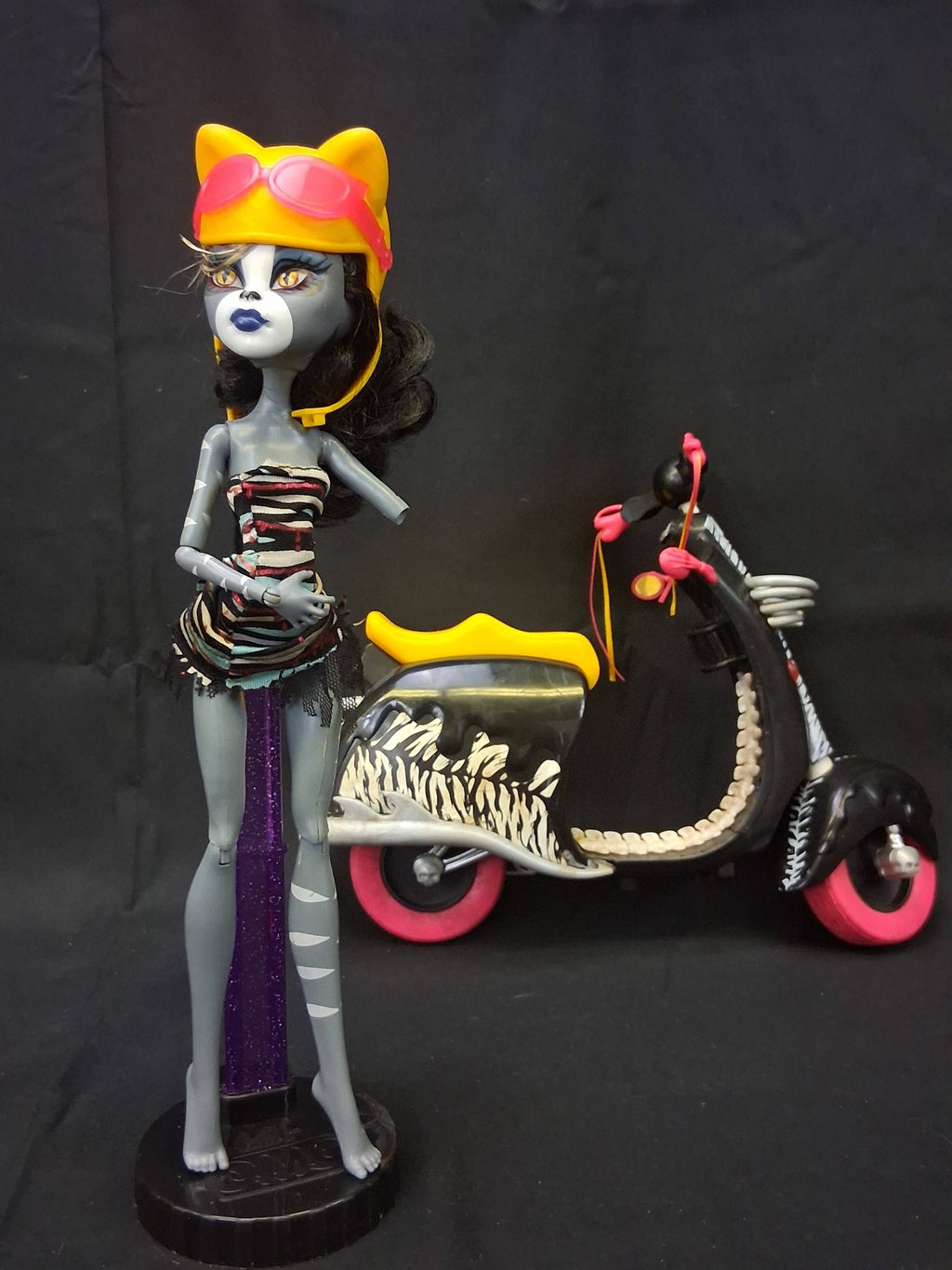 Monster High Meowlody & Purrsephone Wheelin' Werecats Dolls & Vehicle Set (2012) by Mattel – (One Doll Missing Arm)