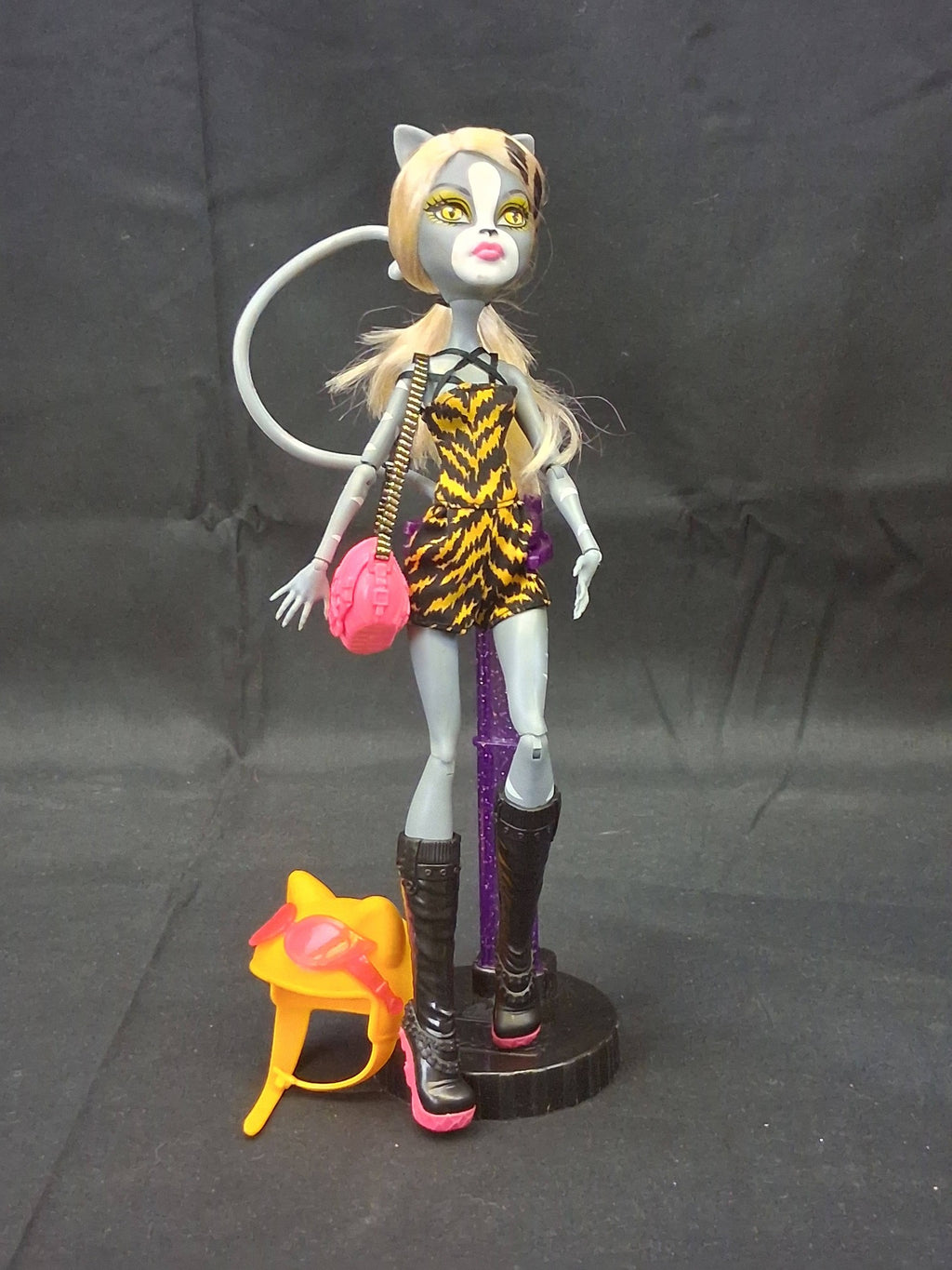 Monster High Meowlody & Purrsephone Wheelin' Werecats Dolls & Vehicle Set (2012) by Mattel – (One Doll Missing Arm)