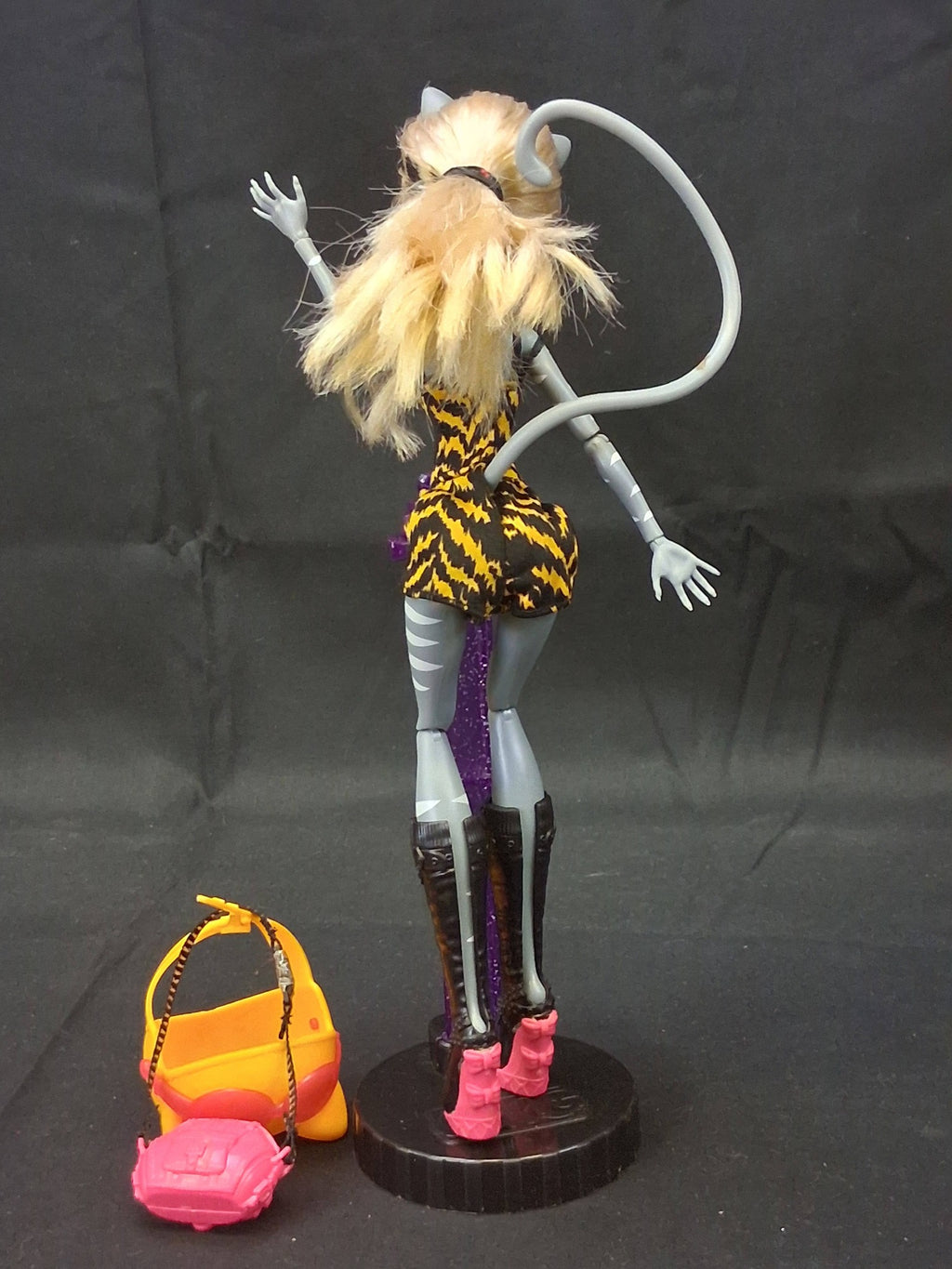 Monster High Meowlody & Purrsephone Wheelin' Werecats Dolls & Vehicle Set (2012) by Mattel – (One Doll Missing Arm)