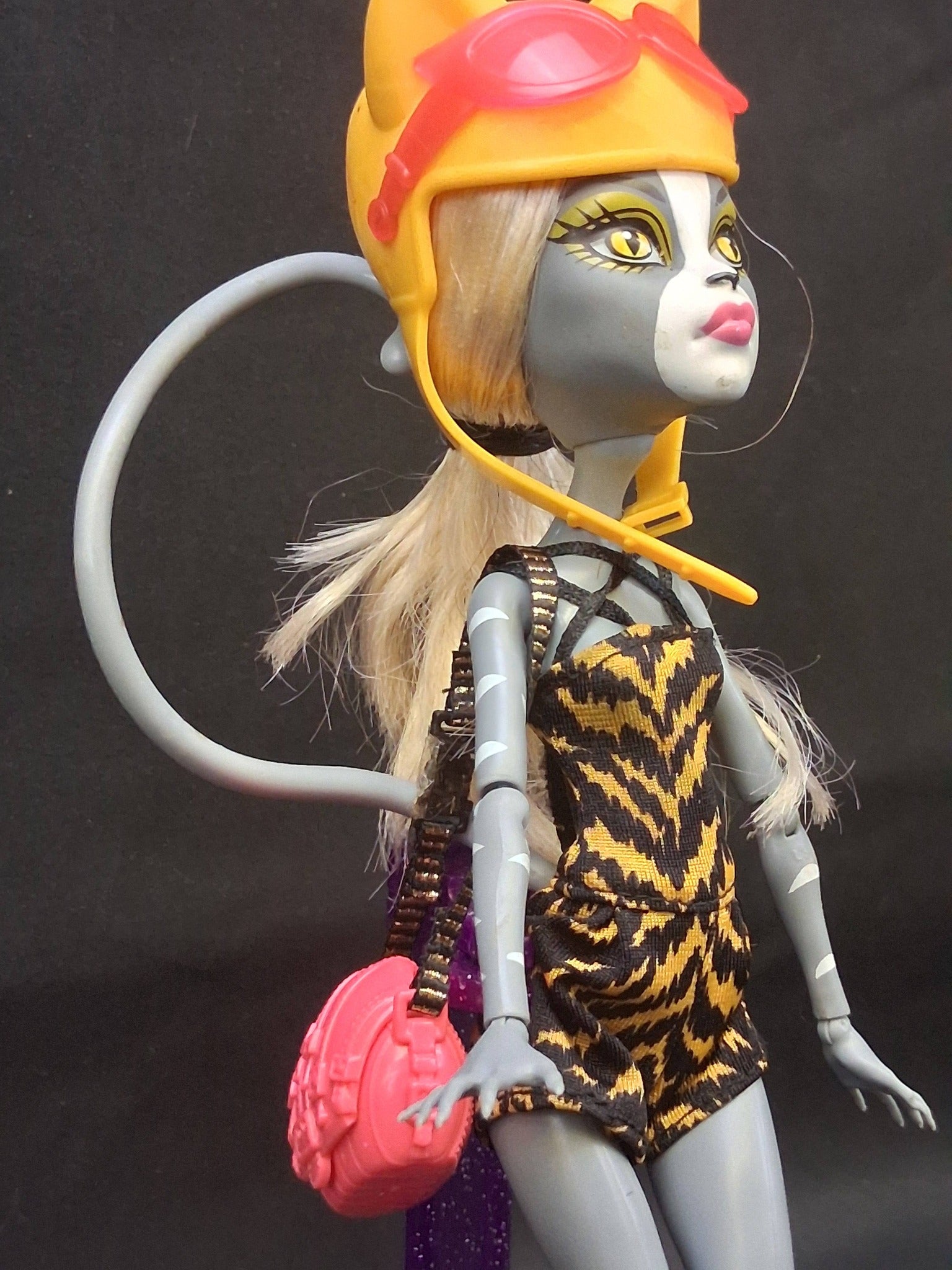Monster High Meowlody & Purrsephone Wheelin' Werecats Dolls & Vehicle Set (2012) by Mattel – (One Doll Missing Arm)