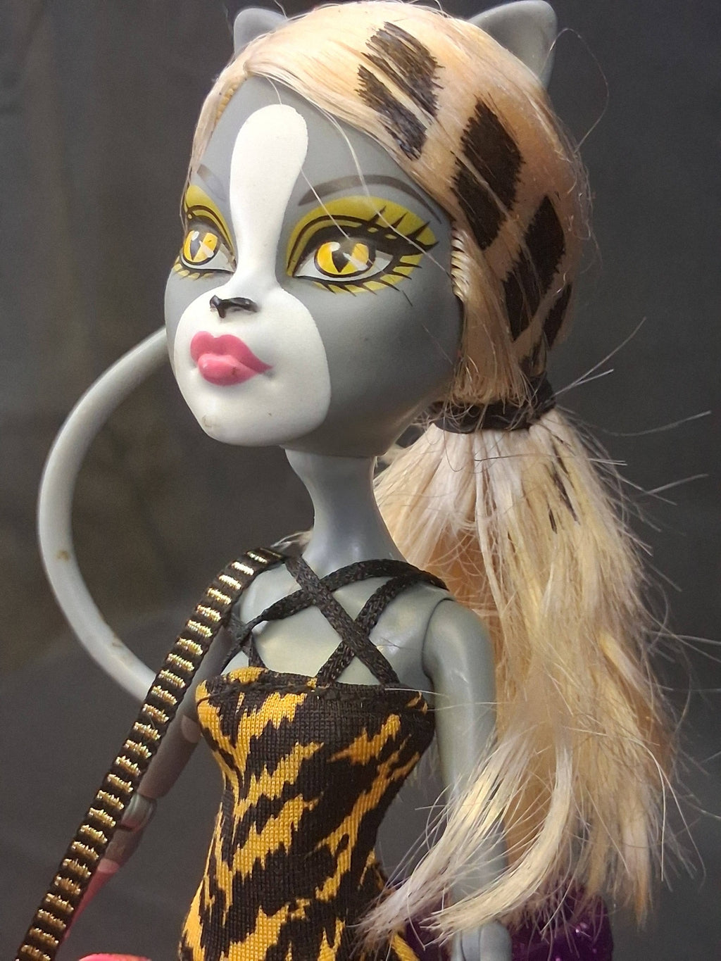 Monster High Meowlody & Purrsephone Wheelin' Werecats Dolls & Vehicle Set (2012) by Mattel – (One Doll Missing Arm)