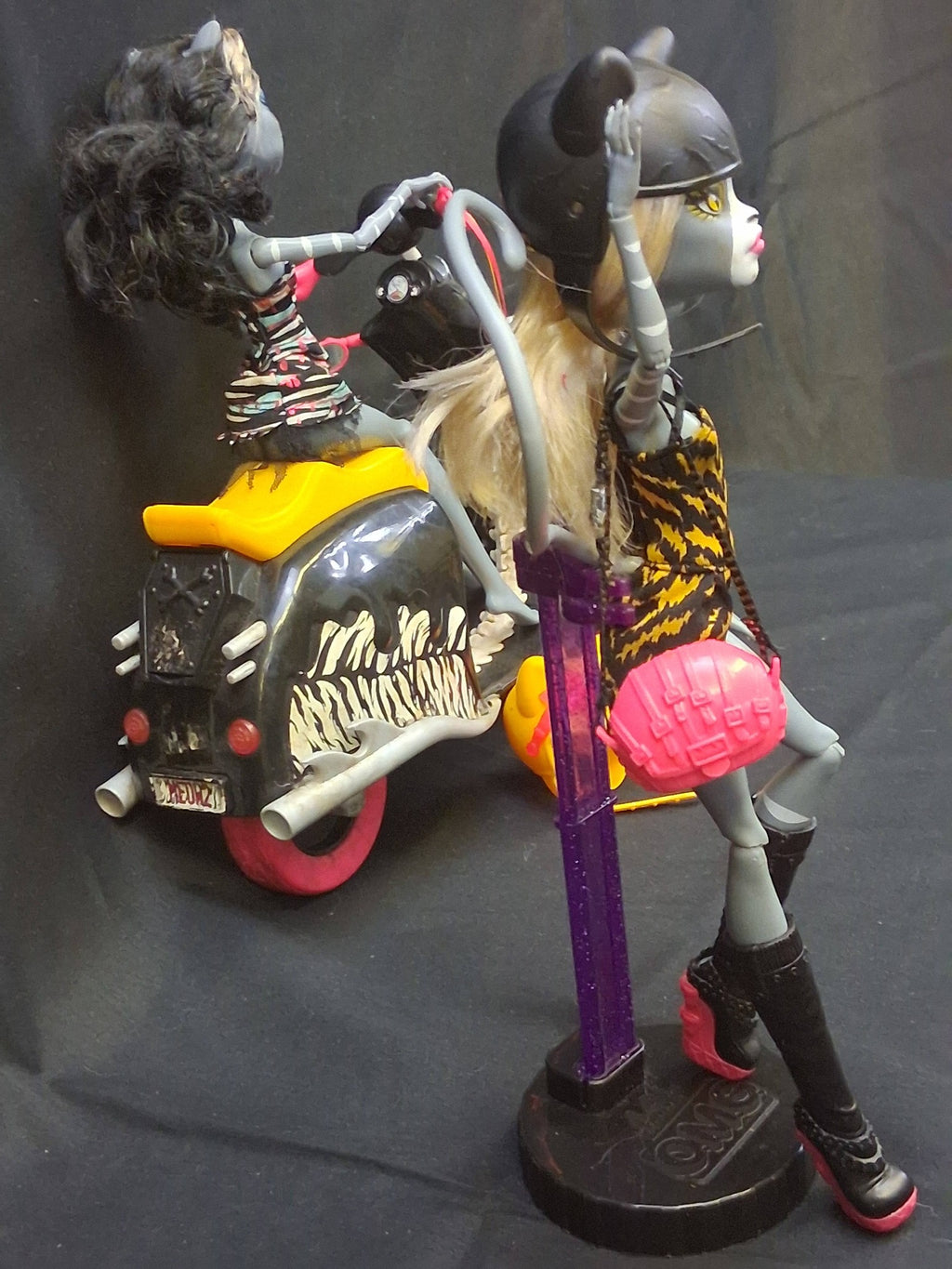 Monster High Meowlody & Purrsephone Wheelin' Werecats Dolls & Vehicle Set (2012) by Mattel – (One Doll Missing Arm)
