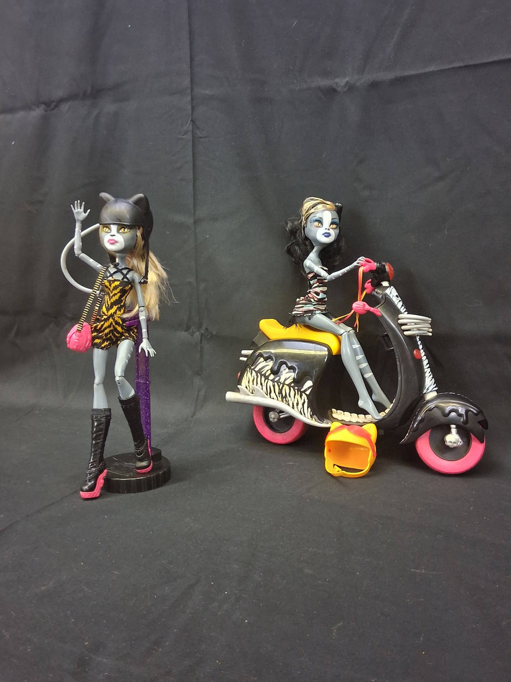Monster High Meowlody & Purrsephone Wheelin' Werecats Dolls & Vehicle Set (2012) by Mattel – (One Doll Missing Arm)
