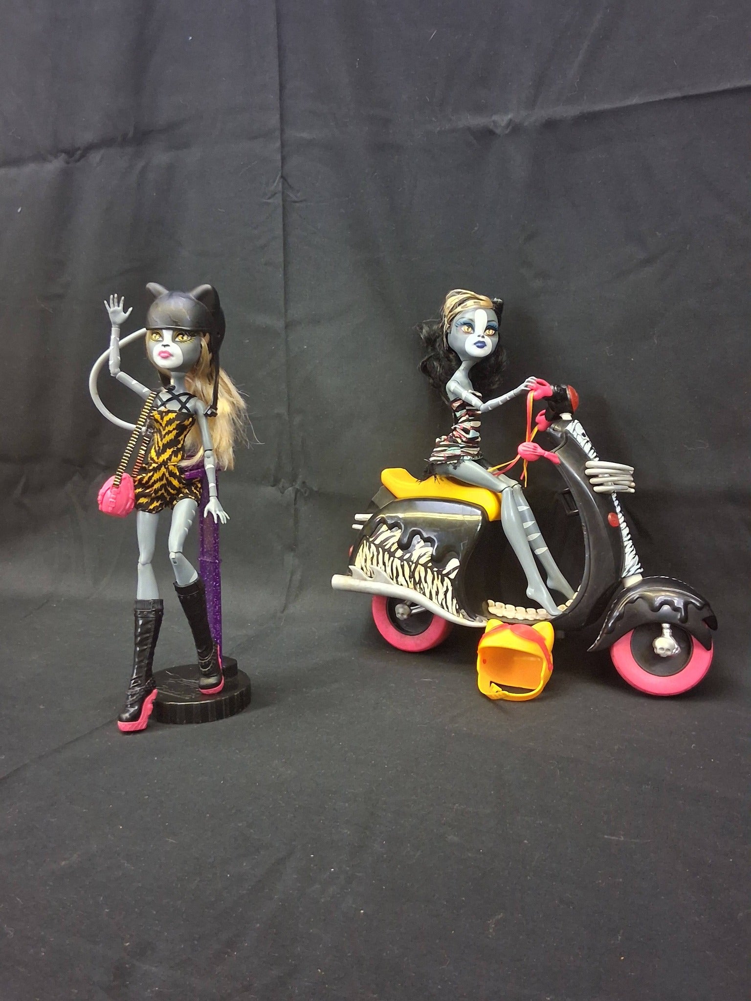 Monster High Meowlody & Purrsephone Wheelin' Werecats Dolls & Vehicle Set (2012) by Mattel – (One Doll Missing Arm)