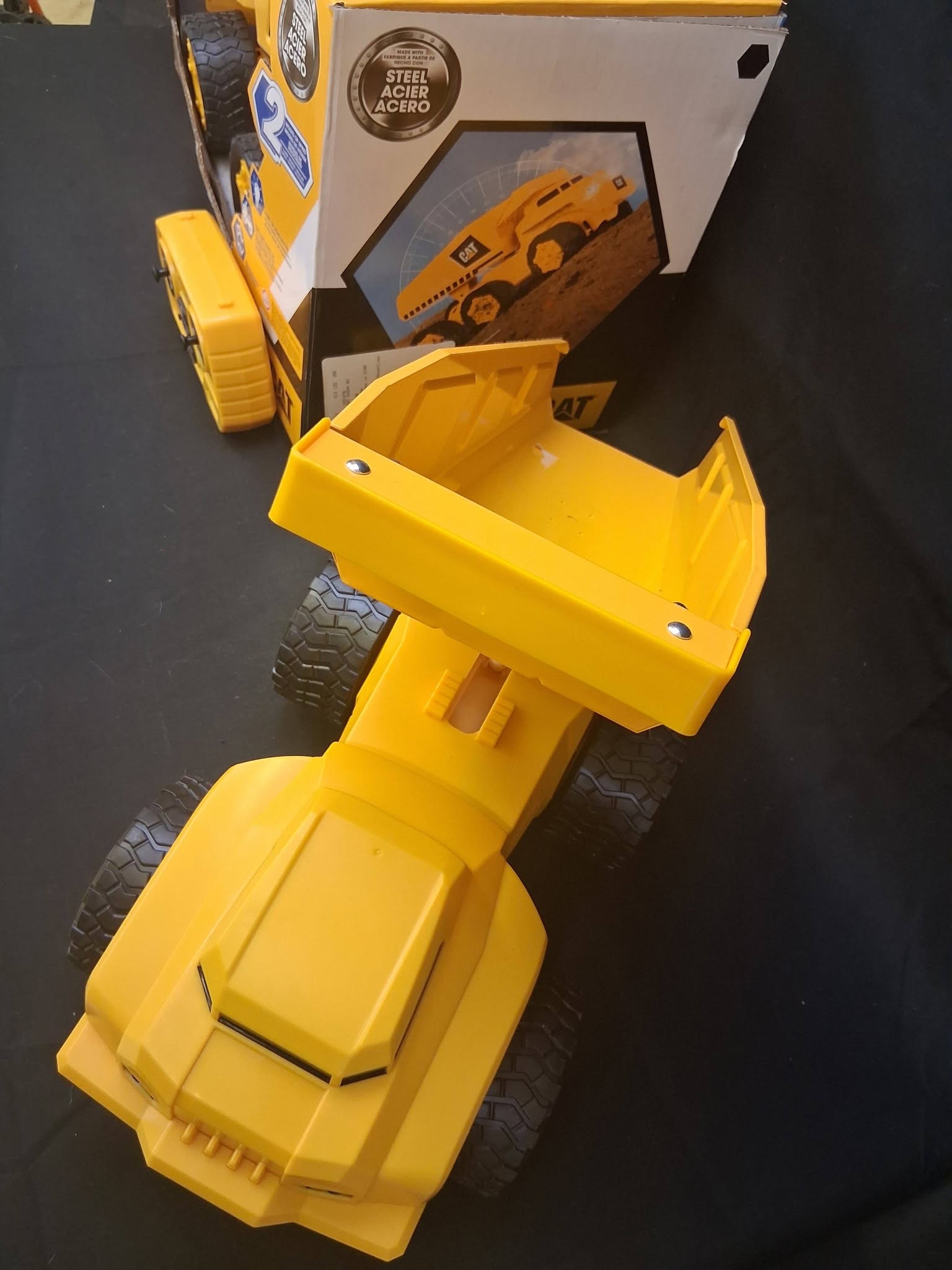 CAT Massive Mover Steel Dump Truck RC • Remote Control • Lights