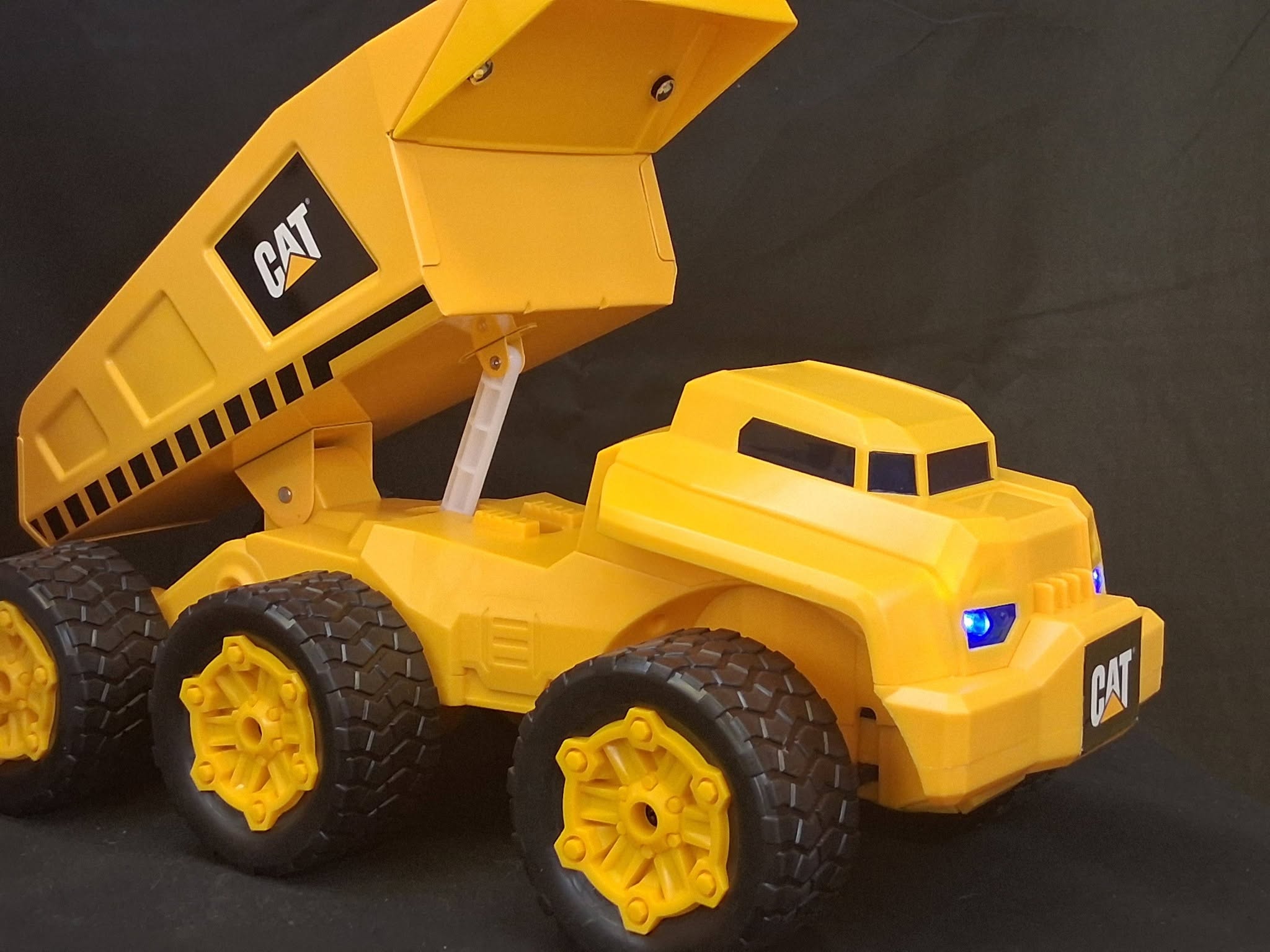 CAT Massive Mover Steel Dump Truck RC • Remote Control • Lights